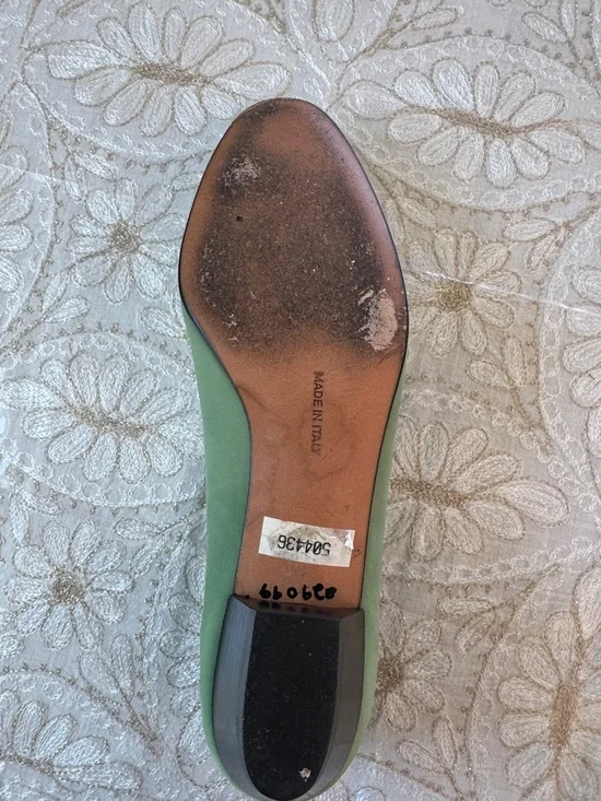 Salvatore Ferragamo Green Suede Vara Bow Pumps with Gold Accent - Picture 9 of 11